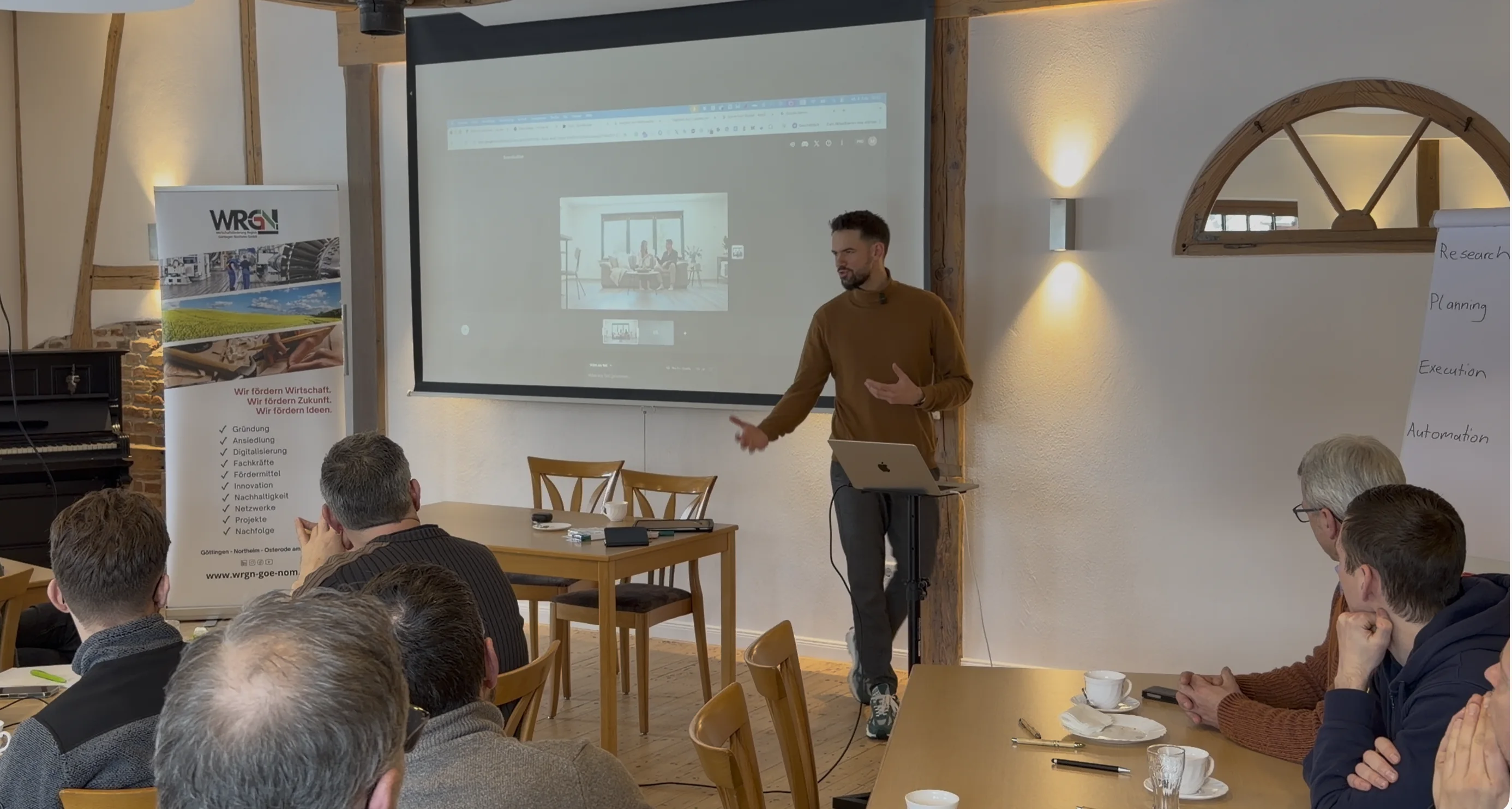 KI-Workshop von sorum: Vortrag vor einer Gruppe im Saal